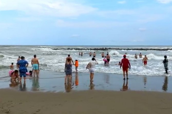 Dalgaya Rağmen Denize Girdi, Boğulma Tehlikesi Geçirdi