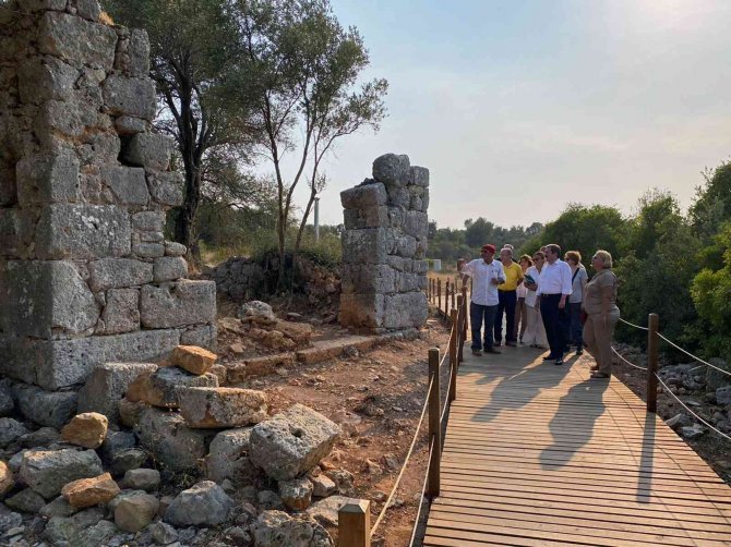 Vali Tavlı, Kleopatra Adasındaki Kazı Çalışmalarını İnceledi