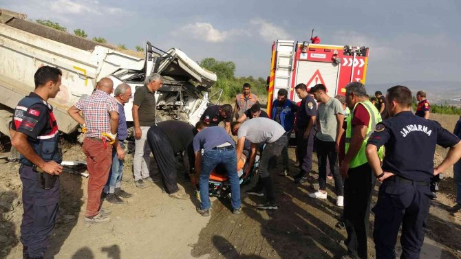 Hurdaya Dönen Kamyondan Yaralı Olarak Kurtuldu