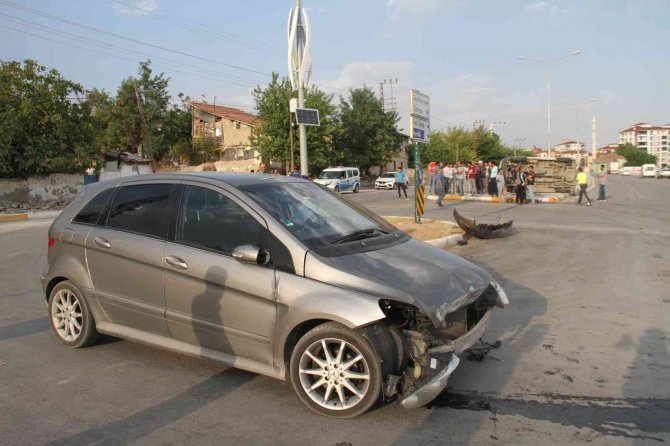 Elazığ’da Minibüs İle Otomobil Çarpıştı: 8 Yaralı