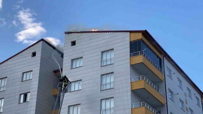 Çatı Yangını Paniğe Neden Oldu