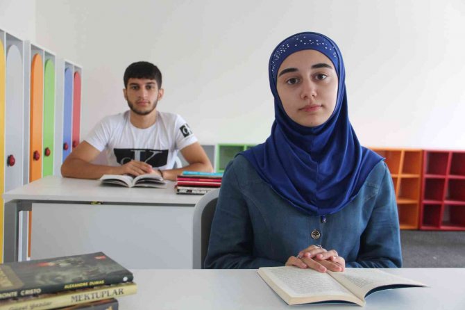 Ukrayna’daki Savaştan Kurtuldular, Öz Vatanlarında Üniversite Kazandılar