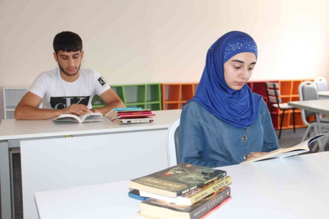 Ukrayna’daki Savaştan Kurtuldular, Öz Vatanlarında Üniversite Kazandılar