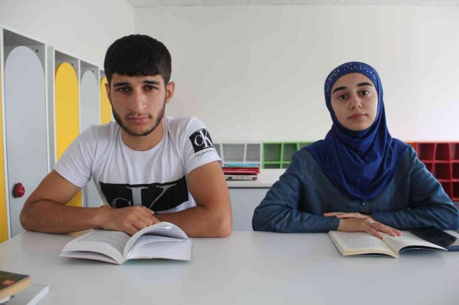 Ukrayna’daki Savaştan Kurtuldular, Öz Vatanlarında Üniversite Kazandılar