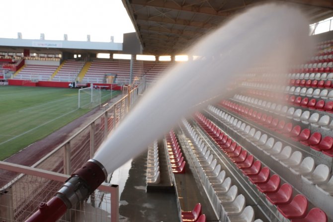 Maç Öncesi Tribün Koltukları İtfaiye Ekiplerince Yıkanarak Temizlendi