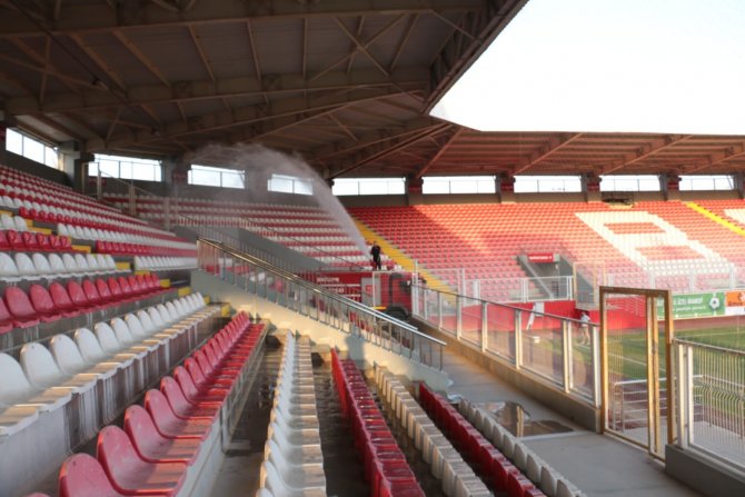 Maç Öncesi Tribün Koltukları İtfaiye Ekiplerince Yıkanarak Temizlendi