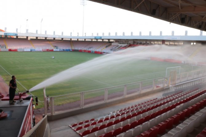 Maç Öncesi Tribün Koltukları İtfaiye Ekiplerince Yıkanarak Temizlendi