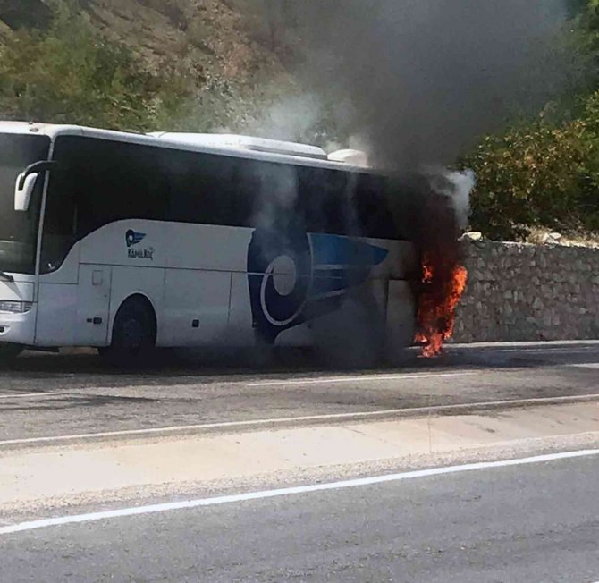 Seyir Halindeki Yolcu Otobüsü Alev Alev Yandı