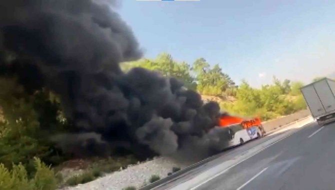 Yolcu Otobüsü Alev Alev Yandı