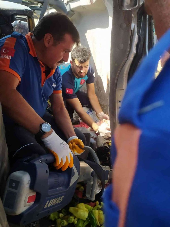 Elazığ’da Kamyonet Şarampole Yuvarlandı: 3 Yaralı