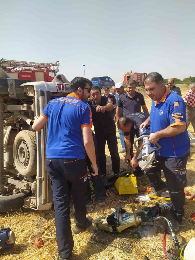 Elazığ’da Kamyonet Şarampole Yuvarlandı: 3 Yaralı