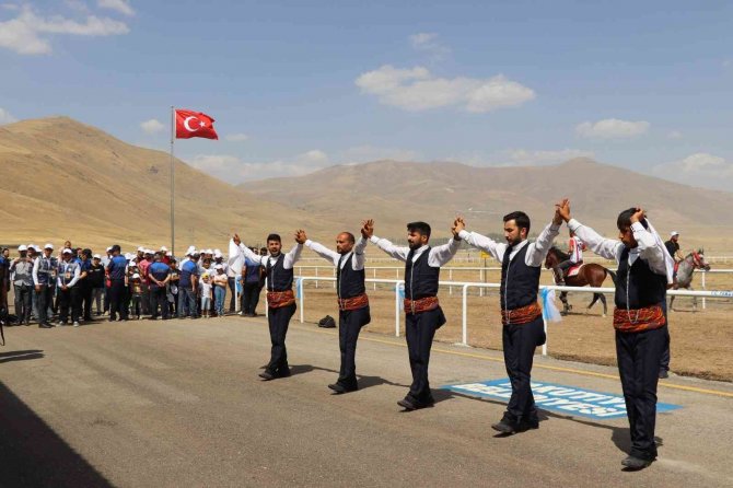 Rahvan At Yarışları Nefes Kesti