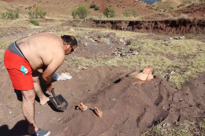 Söğütlü Derenin Mineralli Kumlarında Şifa Arıyorlar
