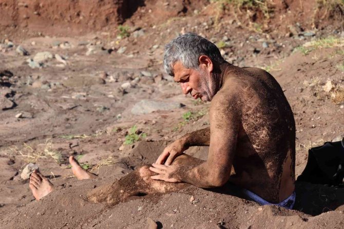 Söğütlü Derenin Mineralli Kumlarında Şifa Arıyorlar