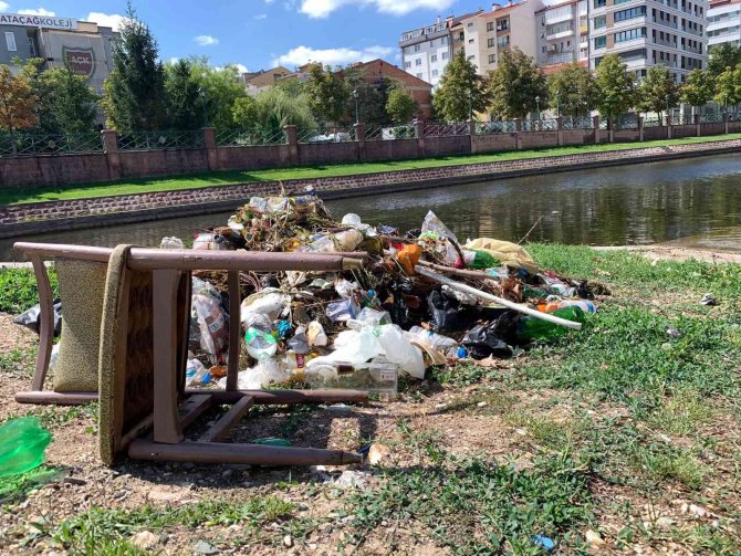 Porsuk Çayı Kenarında Eskişehir’e Yakışmayan Çöp Görüntüsü