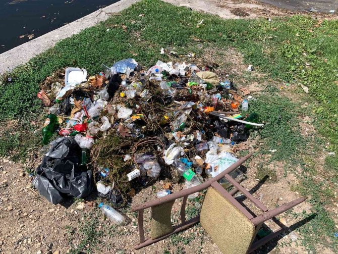 Porsuk Çayı Kenarında Eskişehir’e Yakışmayan Çöp Görüntüsü