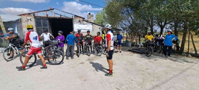 İ̇ranlı Bisikletçiler Van Gölü İçin Pedal Çevirdi