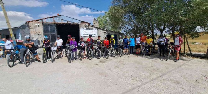 İ̇ranlı Bisikletçiler Van Gölü İçin Pedal Çevirdi