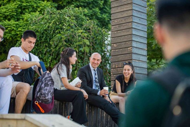 İ̇zmir Büyükşehir Belediyesi Öğrenim Desteğini İki Katına Çıkardı