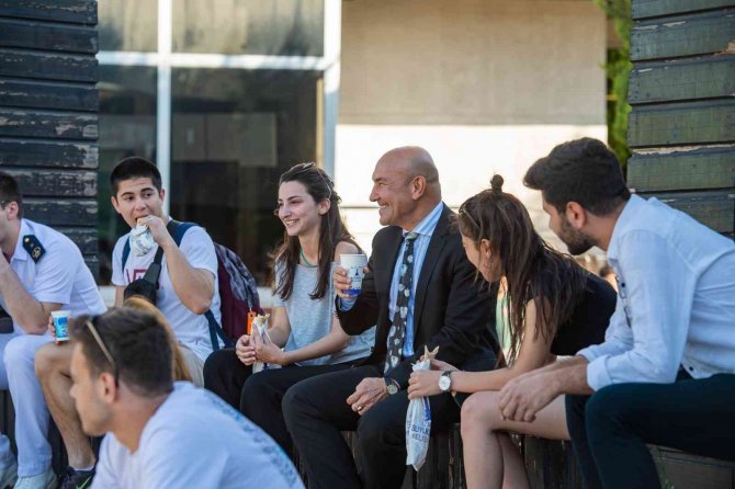 İ̇zmir Büyükşehir Belediyesi Öğrenim Desteğini İki Katına Çıkardı