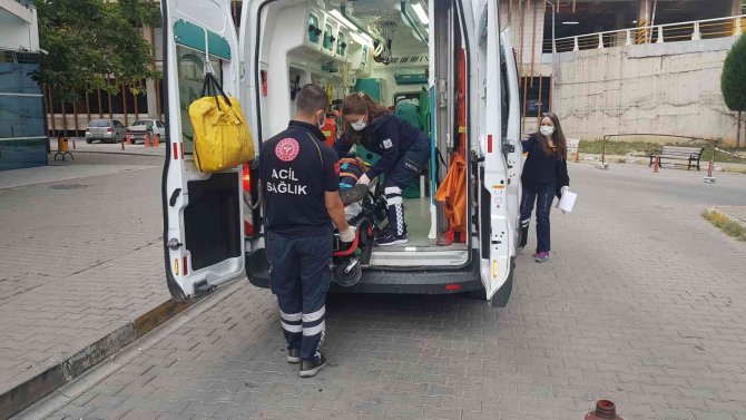 Karabük’te Devrilen Otomobildeki 2’si Çocuk 3 Kişi Yaralandı