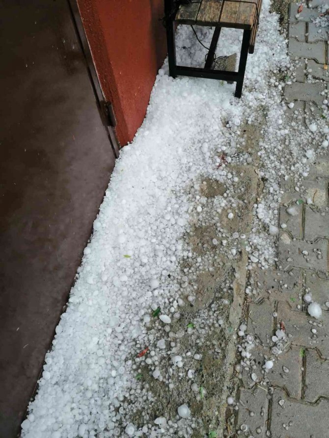 Kastamonu’da Yumurta Büyüklüğünde Yağan Dolu Ev Ve Araçlarda Maddi Hasara Neden Oldu