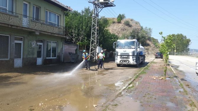 Hafta Sonu Mesaisinde Cadde Ve Sokaklar Yıkandı