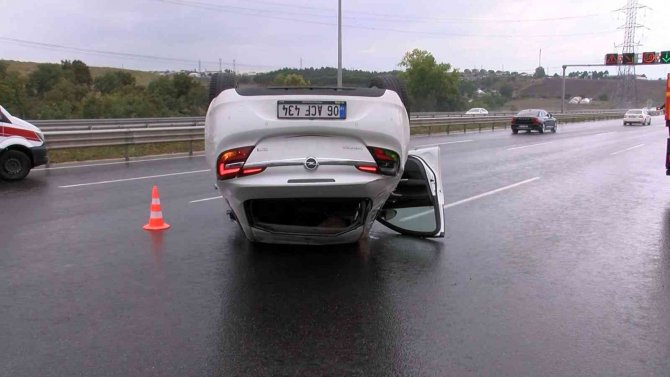 Kuzey Marmara Otoyolu’nda Islak Zeminde Kontrolden Çıkan Araç Takla Attı: 1 Yaralı