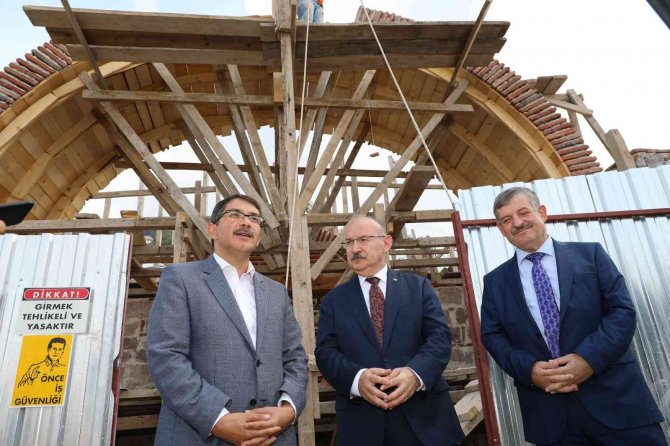 Manisa Protokolü Fetih Mescidi Restorasyonunda İncelemelerde Bulundu