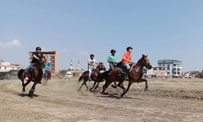 Turgutlu’da ’Rahvan At Yarışları’ Nefes Kesti