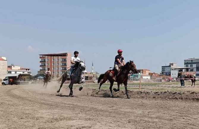 Turgutlu’da ’Rahvan At Yarışları’ Nefes Kesti