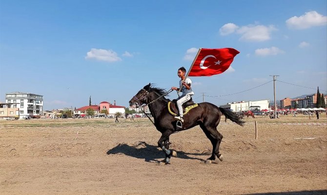Turgutlu’da ’Rahvan At Yarışları’ Nefes Kesti