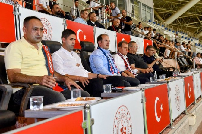 Vali Pehlivan, Yeni Mersin İ̇dman Yurdu’nun İlk Maçını İzledi