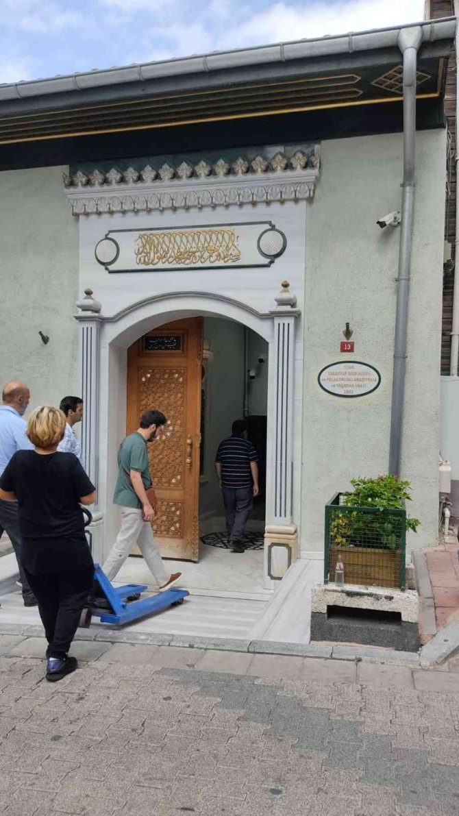 Ömer Tuğrul İ̇nançer’in Sevenleri Pir Nurettin Cerrahi Tekkesinde Toplandı