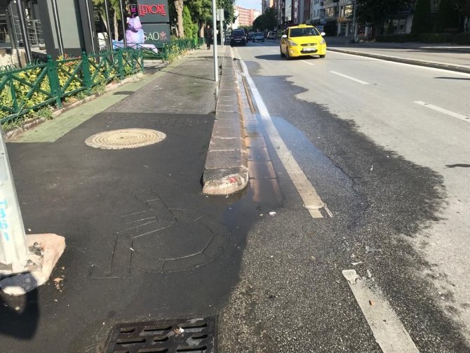 Kanalizasyon Suyu Kaldırımdaki Kapaktan Dışarıya Aktı