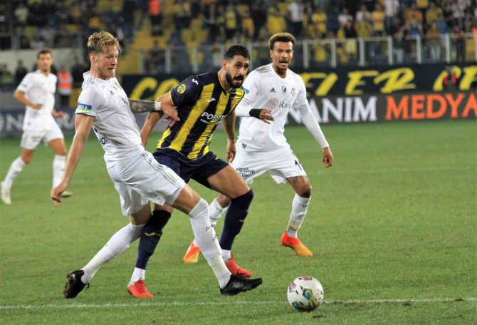 Spor Toto Süper Lig: Mke Ankaragücü: 1 - Beşiktaş: 2 (İ̇lk Yarı)