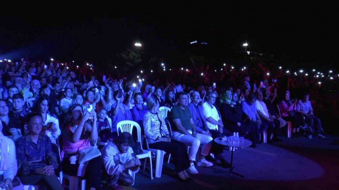 Ümraniye’de ’Yazfest’in 3. Günü Hakan Altun Konseriyle Devam Etti