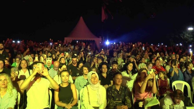 Ümraniye’de ’Yazfest’in 3. Günü Hakan Altun Konseriyle Devam Etti