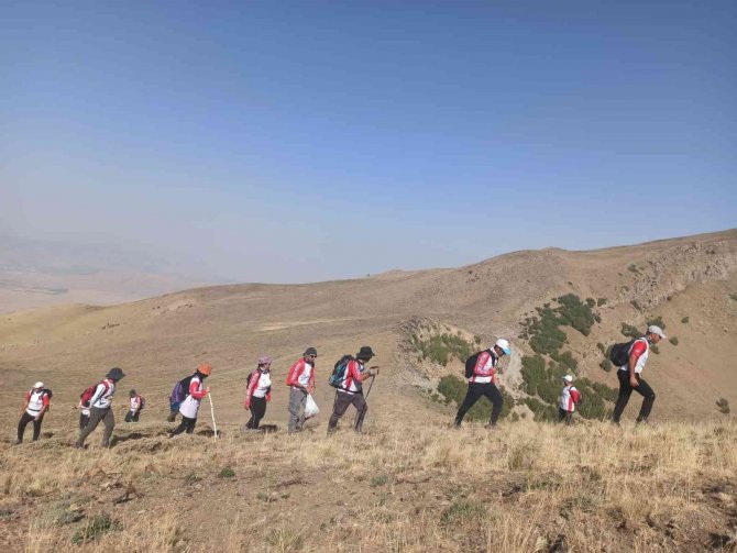 Van Gölü Aktivistler Derneği Üyelerinden 40 Kilometrelik Nemrut Yürüyüşü