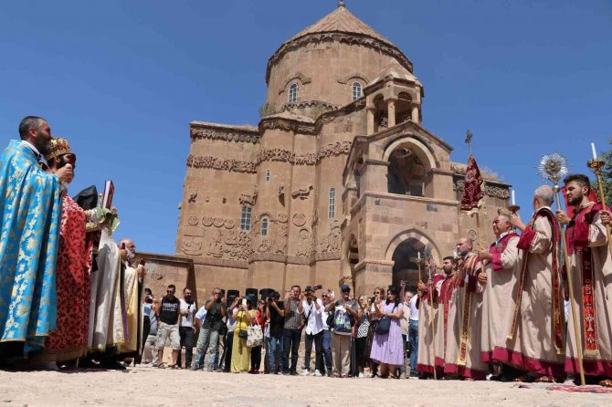 Akdamar Adası’ndaki 10. Ermeni Ayini Sona Erdi