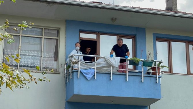 Evinin Balkonunda Ölü Bulundu