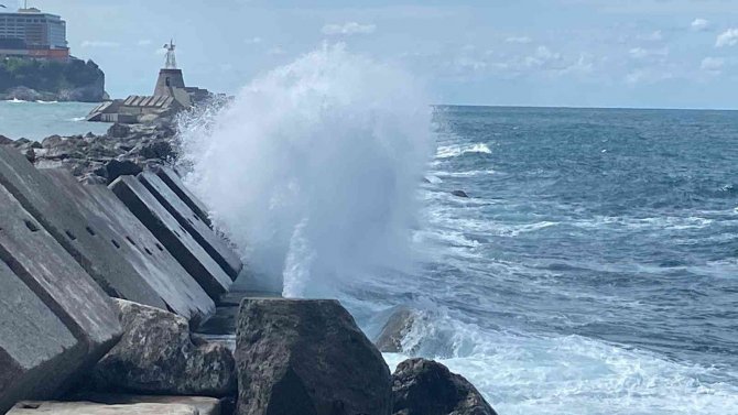 Limanda Rüzgarla Birlikte Dalgalar Oluştu