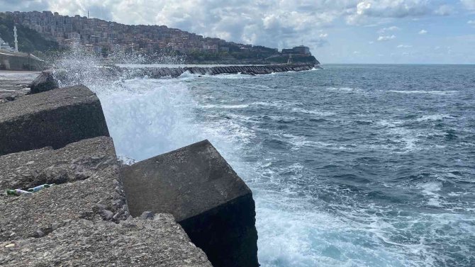 Limanda Rüzgarla Birlikte Dalgalar Oluştu