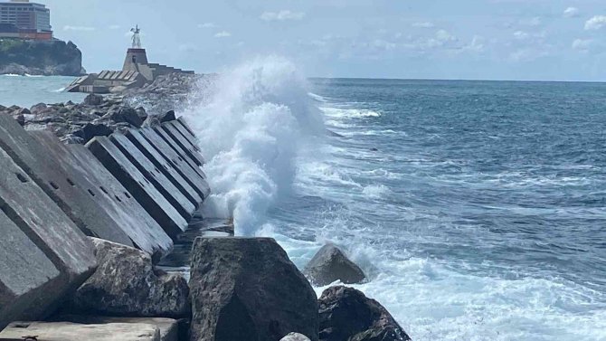 Limanda Rüzgarla Birlikte Dalgalar Oluştu