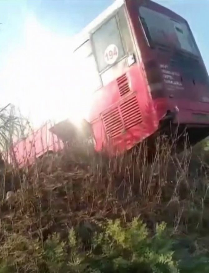 Otomobil Belediye Otobüsüyle Kafa Kafaya Çarpıştı: 1 Ölü