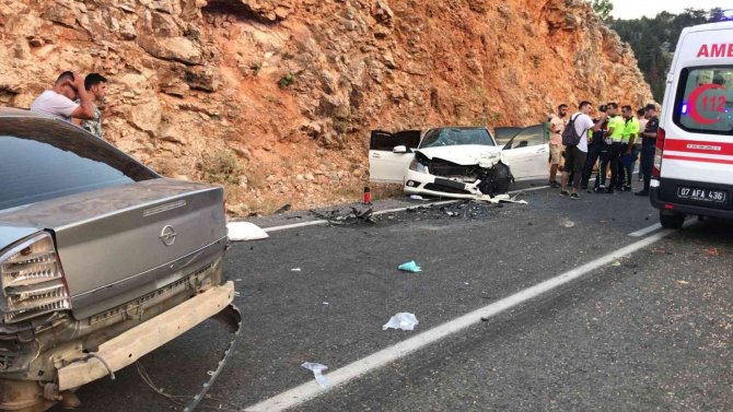 Antalya’da Zincirleme Trafik Kazası: 4 Yaralı