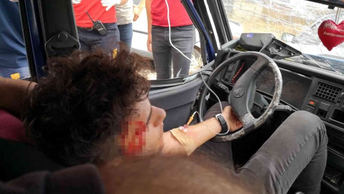 Aday Sürücü Park Halindeki 3 Araca Çarptı: 1 Ağır Yaralı