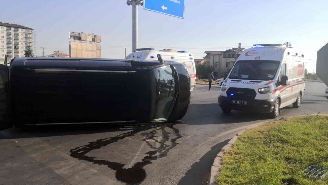 Aksaray’da Minibüsle Otomobil Çarpıştı: 2’si Çocuk 6 Kişi Yaralandı