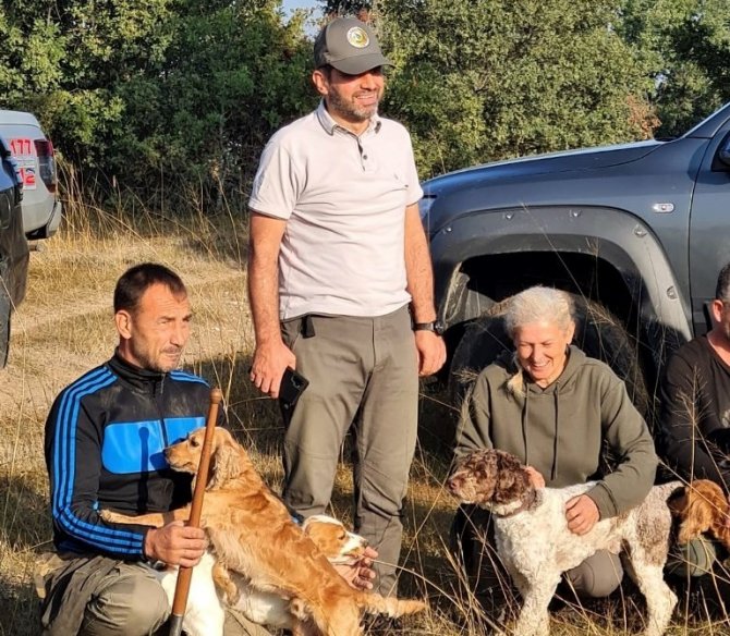 Altıntaş’ta Eğitimli Köpeklerle Trüf Mantarı Arama Çalışmaları