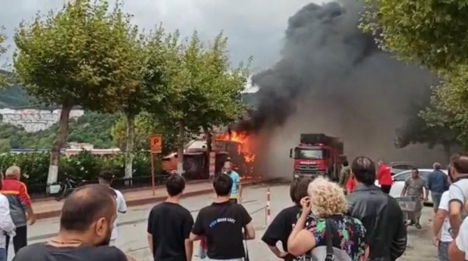 Amasra’da Yangın: 2 Kafe Ve 3 Büfe Küle Döndü